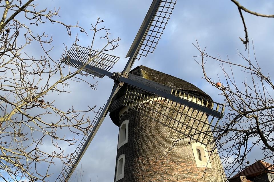 Die Turmwindmühle Schwane in Erle ist seit einigen Jahren in Privatbesitz.