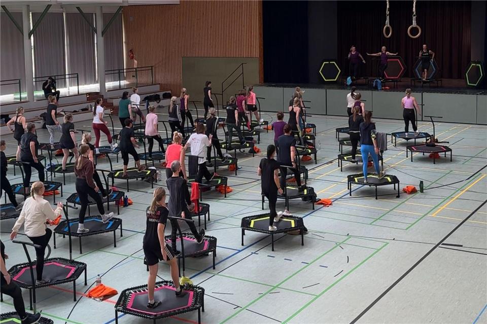 Die Turngemeinde Heiden bietet Kurse, wie hier das Bellicon-Jumping zum Jubiläumsfest, an.