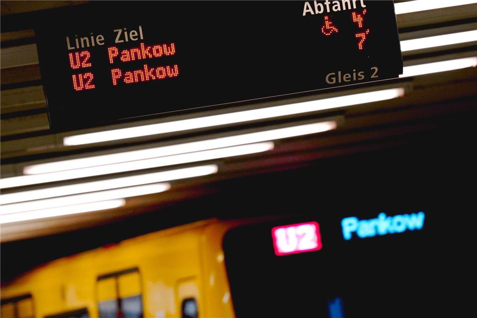 Die U-Bahn fährt in Berlin oft in dichtem Takt, manchmal gibt es aber auch Probleme. (Archivbild) Monika Skolimowska/dpa