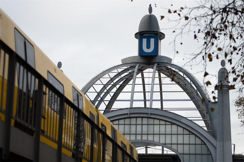 Die U-Bahnlinie 3 soll nach der Sperrung wegen eines Brandes wieder durchgängig fahren. (Archivbild) Markus Lenhardt/dpa