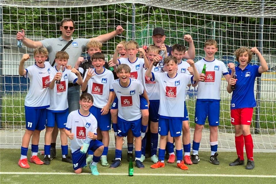 Die U13 von Westfalia Gemen ist die beste im Fußballkreis: (oben von links) Trainer André Gasseling, Jonas Grunden, Anton Becker, Anton Höing, Lars Rosenbach, Trainer Jürgen Grunden, Jonathan Eichholz, Erik Fischer und Noah Hein sowie (unten von links) Bjarne Ossing, Fritz Langela, Luuk Tautz, Luis Can Kizilyar, Joona Nagel und Liam Thielke.