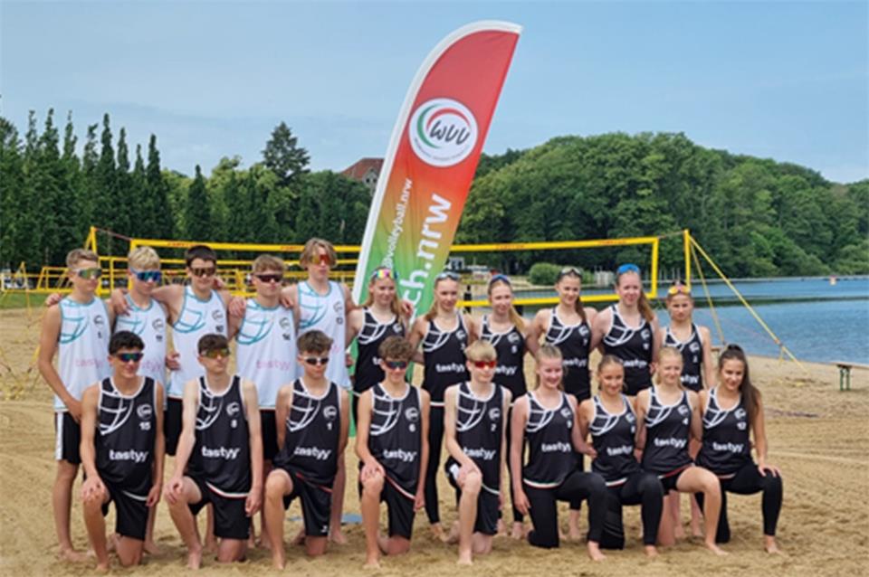 Die U15- und U16-Beach-Mannschaften des WVV beim Bundespokal in Schwerin mit den Borkenerinnen Jana Reßmann und Maja Feldhaus (hintere Reihe/6. und 7. von links)