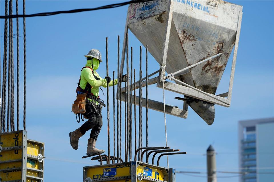 Die US-Arbeitslosenquote legte im Monatsvergleich um 0,1 Prozentpunkte auf 4,3 Prozent zu. (Symbolbild)Lynne Sladky/AP/dpa