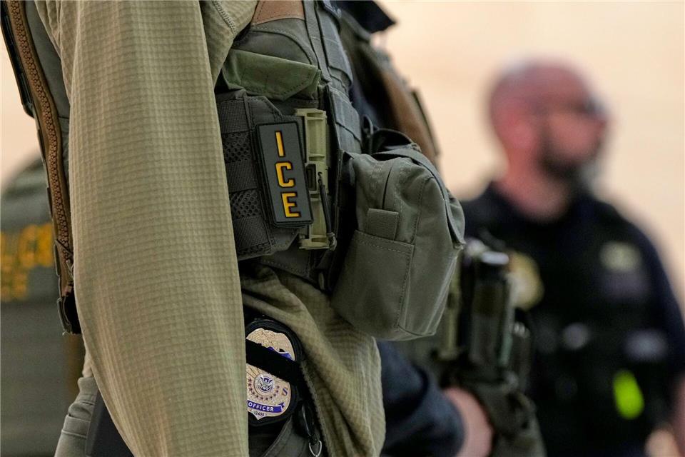 Die US-Einwanderungsbehörde ICE plant die Anschaffung von Elektroschock-Handschuhen. (Archivfoto)Angelina Katsanis/AP/dpa