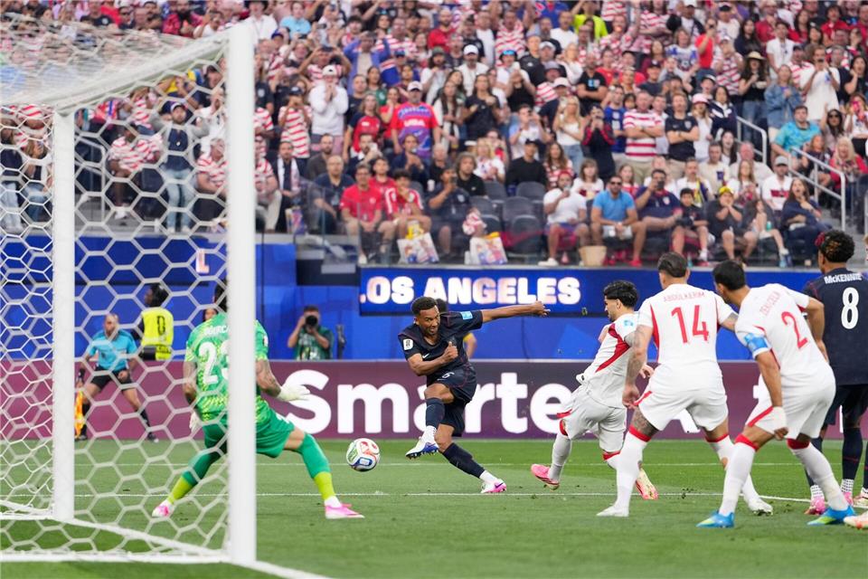 Die US-Fans hatten wieder früh einen Grund zum Jubeln.Mark J. Terrill/AP/dpa
