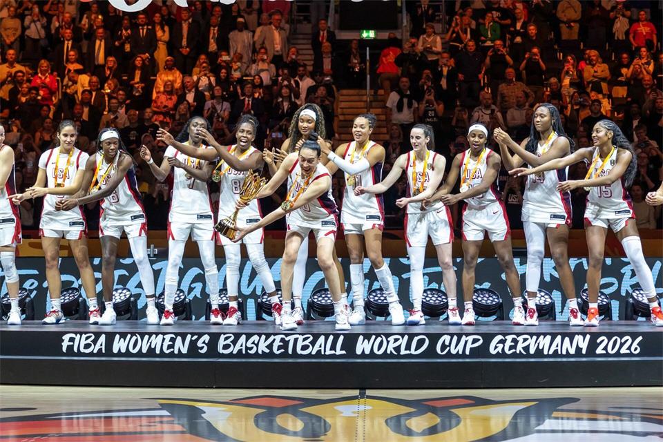 Die US-Frauen bejubeln das nächste WM-Gold.Andreas Gora/dpa