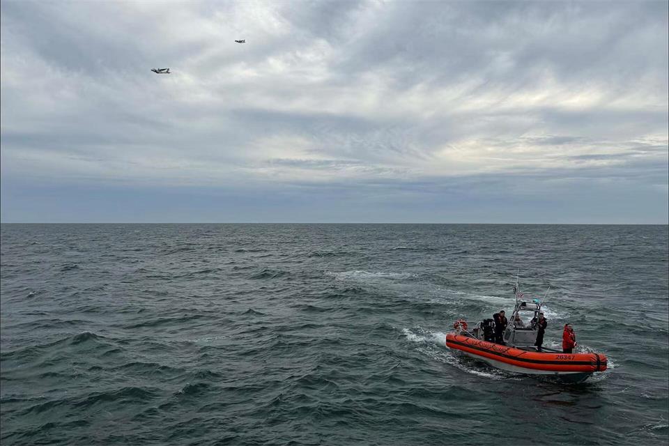 Die US-Küstenwache sucht vor der Ostküste nicht mehr nach den Passagieren eines vermissten Kleinflugzeuges.Uncredited/U.S. Coast Guard/AP/dpa