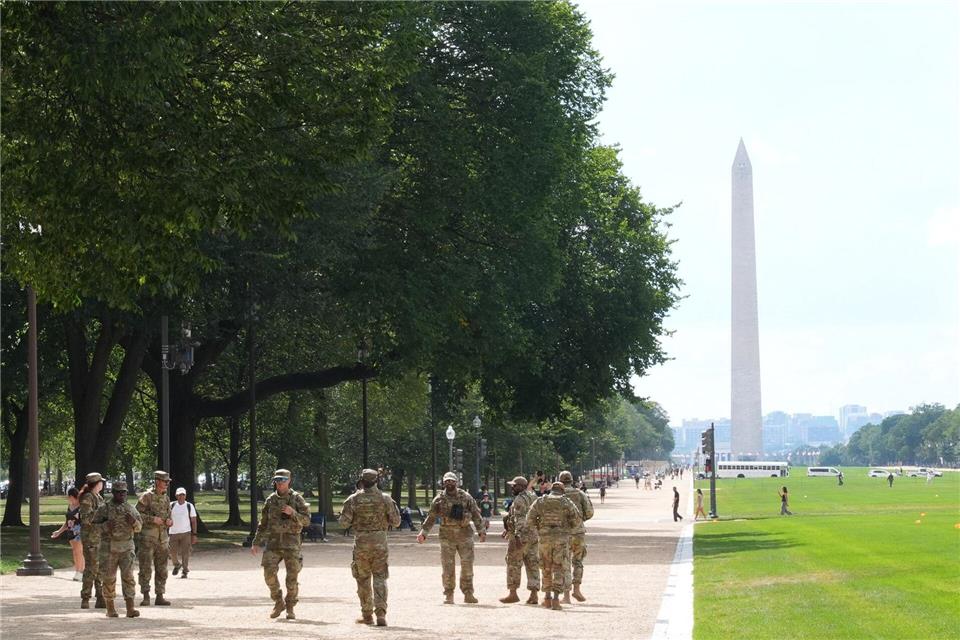 Die US-Regierung hat Washington unter Bundeskontrolle gestellt - die Nationalgarde patrouilliert durch die Hauptstadt. Jacquelyn Martin/AP/dpa