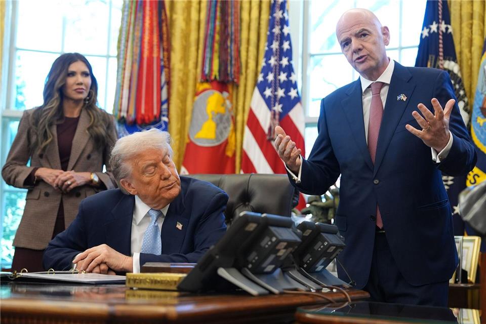 Die US-Regierung um Präsident Donald Trump will Inhaber eines WM-Tickets bei Visa-Terminen bevorzugt behandeln.Evan Vucci/AP/dpa