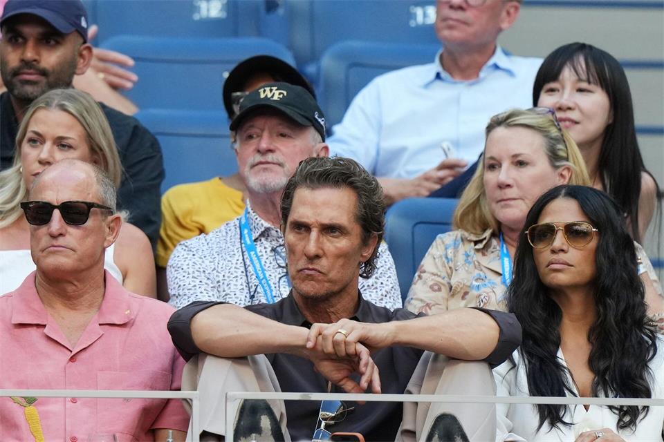 Die US-Schauspieler Woody Harrelson (l) und Matthew McConaughey verfolgen das Halbfinale von der Tribüne. Kirsty Wigglesworth/AP/dpa