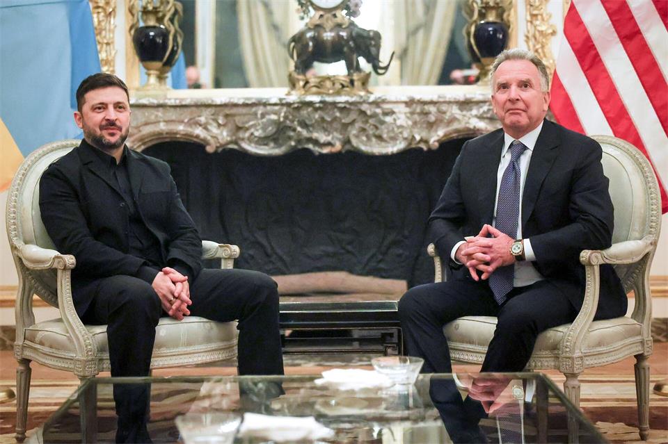 Die US-Vermittler Steve Witkoff und Jared Kushner reisen nach Worten des ukrainischen Präsidenten Wolodymyr Selenskyj am Sonntag nach Kiew. (Archivbild)Thomas Padilla/AP/dpa