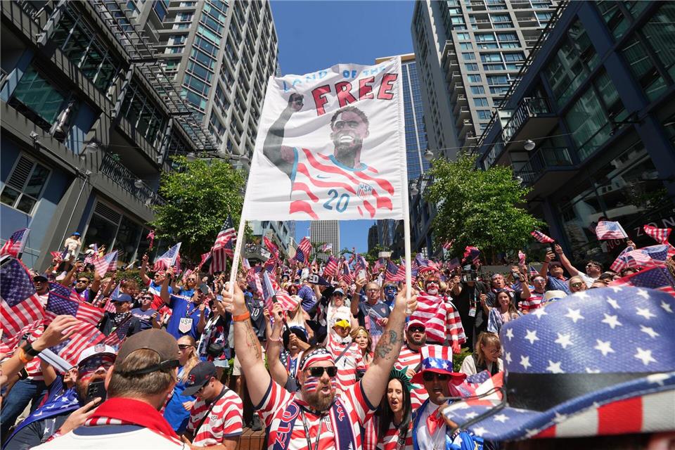 Die USA-Fans haben eine eigene Sichtweise auf den Fall Balogun. Eric Hiller/AP/dpa