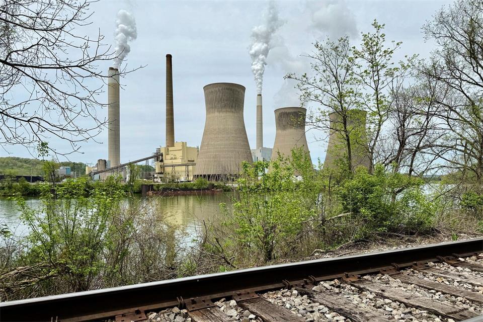 Die USA heben Vorschriften zum Ausstoß klimaschädlicher Treibhausgasemissionen auf. (Archivbild)John Raby/AP/dpa