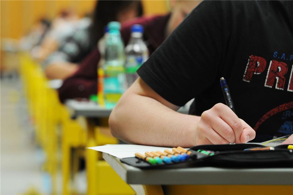 Die Übergabe der Abiturzeugnisse erfolgt am 26. Juni 2026. (Archivbild)Armin Weigel/dpa