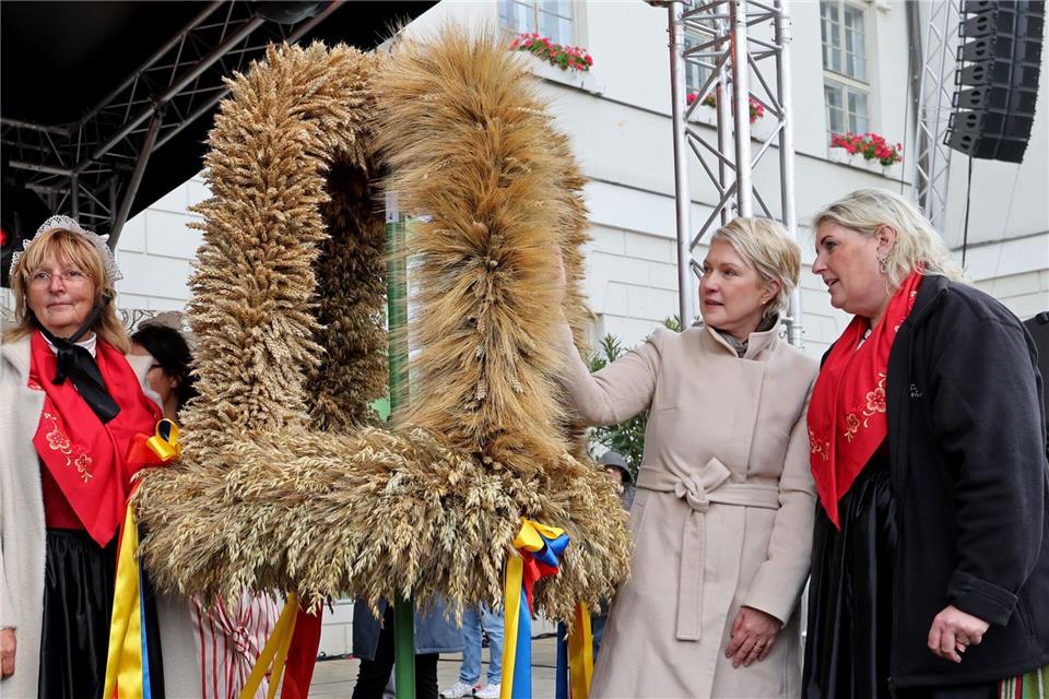 Die Übergabe der Erntekrone gehörte zu den Höhepunkten des Landeserntedankfestes.Bernd Wüstneck/dpa