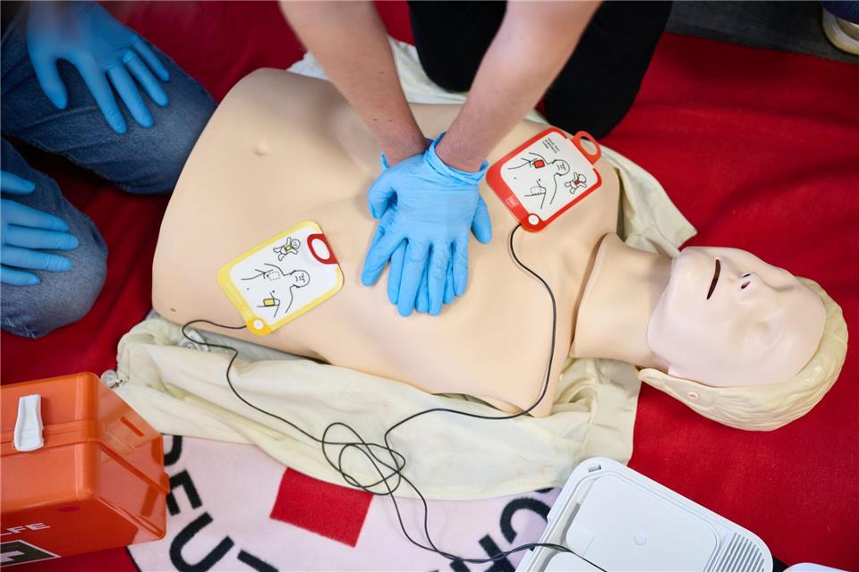 Die Überlebensrate bei Reanimationen außerhalb des Krankenhauses ist seit Jahren nicht signifikant gestiegen - sie liegt stabil bei elf Prozent. (Symbolbild) Bernd Thissen/dpa
