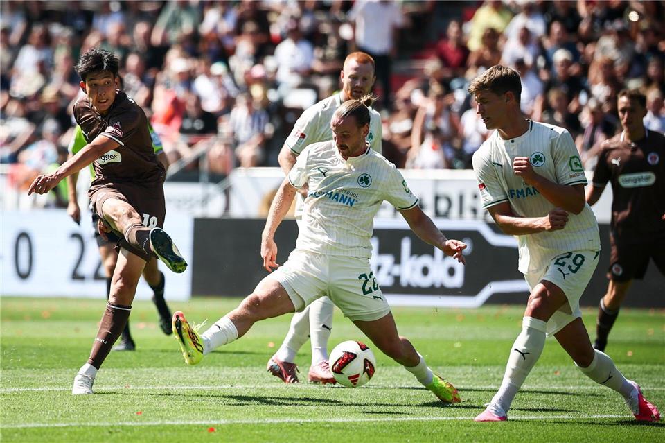 Die Überlegenheit nutzt dem FC St. Pauli gegen Fürth nichts. Christian Charisius/dpa