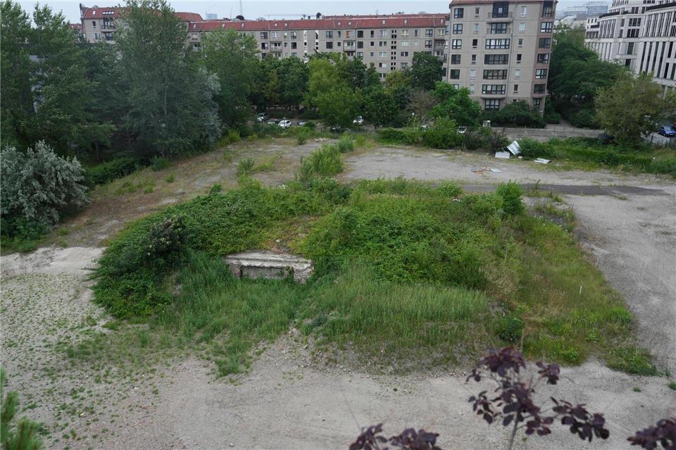 Die Überreste der ehemaligen Bunkeranlage auf dem Gelände an der Voßstraße sind die letzten baulichen Spuren von Hitlers einstiger Machtzentrale. (Archivbild)Sven Kaeuler/dpa
