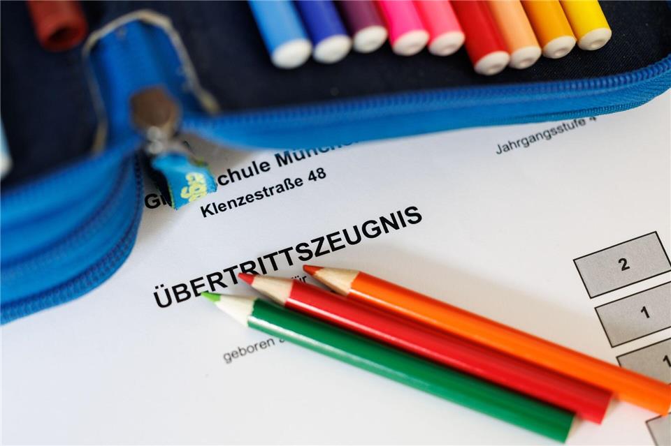 Die Übertrittszeugnisse bekommen die Viertklässlerinnen und -klässler am Montag. (Symbolbild)Matthias Balk/dpa