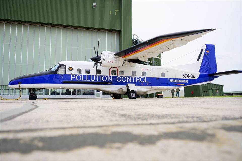 Die Überwachungsflugzeuge sind mit Kameras und einem Seitenradar ausgestattet, um Verschmutzungen auf der Meeresoberfläche zu detektieren. (Archivbild)Philipp Schulze/dpa