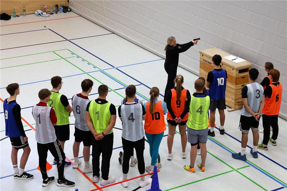 Die Übung an der Waffenattrappe soll sicherstellen, dass jede und jeder mit dem Finger an den Abzug heranreicht.Stefan Rampfel/dpa