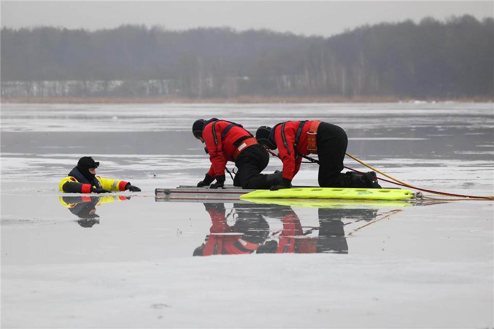 Die Übung habe ihm Spaß gemacht, sagt der mit einem Trockenanzug ins Eis eingebrochene Feuerwehrmann Jannis Greve.Christian Charisius/dpa