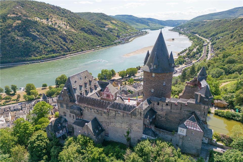 Die Ufer des Mittelrheintals sind vielerorts mit Festungen und Burgen bebaut - wie hier die Burg Stahleck in Bacharach. (Archivbild)Boris Roessler/dpa/dpa-tmn