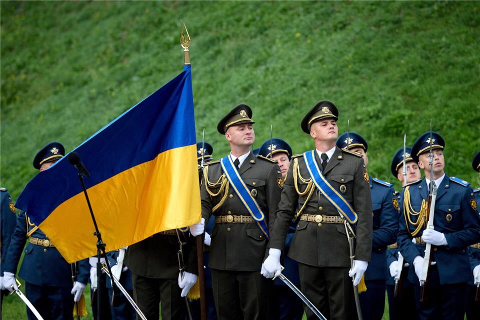 Die Ukraine geht am Samstag den Tag ihrer Nationalflagge. Am Sonntag ist Unabhängigkeitstag.Uncredited/Ukrainian Presidential Press Office via AP/dpa