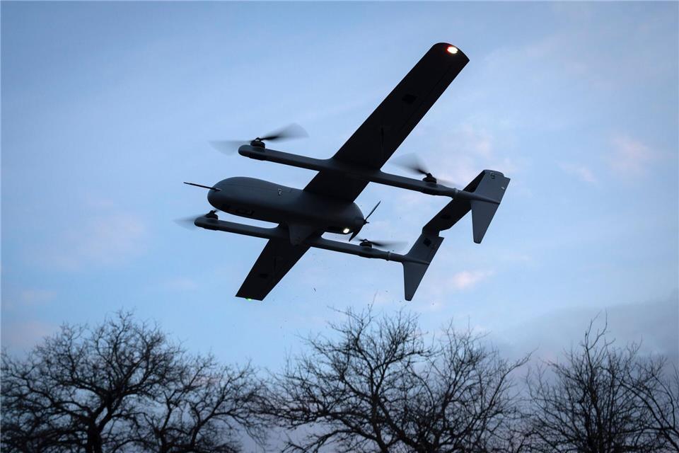 Die Ukraine greift mit Drohnen in ihrem Abwehrkampf gegen Moskaus Angriffskrieg immer wieder auch Ziele in Russland an. (Archivbild)Efrem Lukatsky/AP/dpa