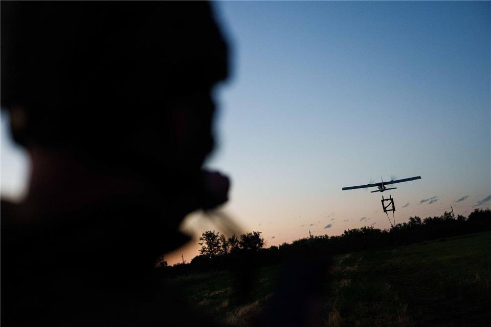 Die Ukraine greift mit ihren Drohnen zunehmend russische Ziele an. (Archivbild)Evgeniy Maloletka/AP/dpa