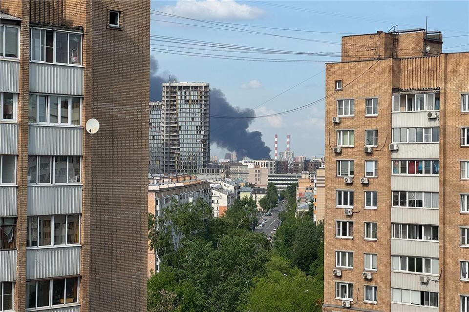 Die Ukraine hat - hier ein Brand nach einem früheren Angriff - in den vergangenen Wochen schon mehrfach die russische Hauptstadt Moskau ins Visier genommen. (Archivbild)André Ballin/dpa