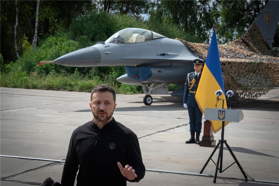 Die Ukraine hat zwar aus den USA F-16-Bomber - wie auf dem Bild zu sehen - erhalten, nutzt aber weiterhin auch sowjetische Kampfbomber wie die Su-24 zur Abwehr russischer Attacken. (Symbolbild/Archiv)Efrem Lukatsky/AP/dpa
