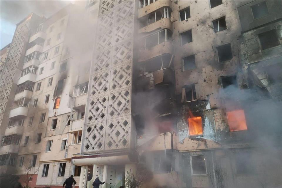 Die Ukraine leidet täglich unter Zerstörungen, will aber keine Friedenslösung, die einer Kapitulation gleichkäme.Uncredited/Ukrainian Emergency Service/AP/dpa