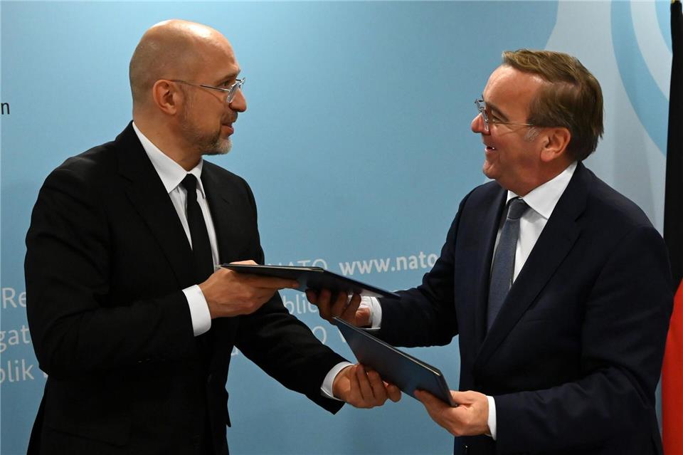 Vor Treffen mit Trump: Selenskyj erhält neue Rüstungszusagen Die Ukraine und Deutschland wollen enger im Rüstungsbereich kooperieren. Ansgar Haase/dpa