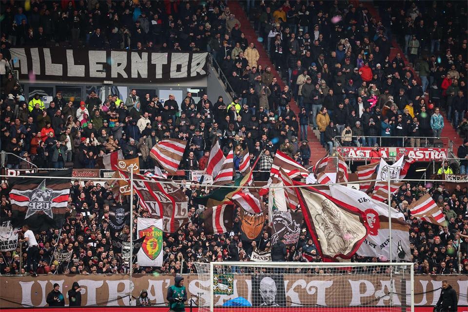 Die Ultra-Gruppe des FC St. Pauli bei einem Spiel im Millerntor-Stadion (Archivbild). Christian Charisius/dpa