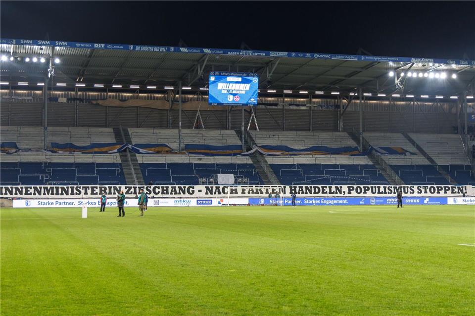 Die Ultras beider Seiten blieben die ersten zwölf Minuten vor dem Stadion.Andreas Gora/dpa