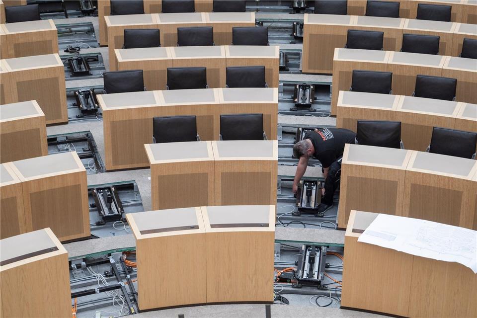 Die Umbauarbeiten im Landtag sind abgeschlossen, am Dienstag steht nun die erste Sitzung an. (Archivbild)Marijan Murat/dpa