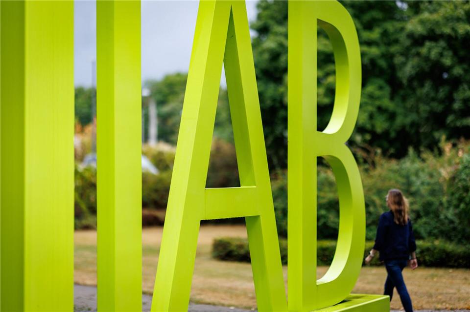 Die Umfrage des IAB kommt zu optimistischeren Ergebnissen als die des Ifo. (Archivbild)Daniel Karmann/dpa