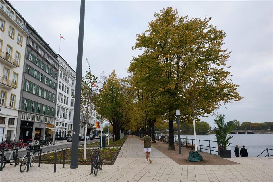 Die Umgestaltung der Straße Neuer Jungfernstieg in Hamburg ist abgeschlossen. Georg Wendt/dpa