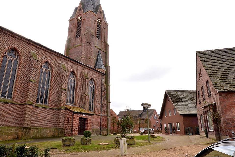 Die Umgestaltung des Kirchplatzes in Erle wird sich verzögern. Als Element des Dorfentwicklungskonzepts soll die Fläche barrierefrei umgebaut werden.