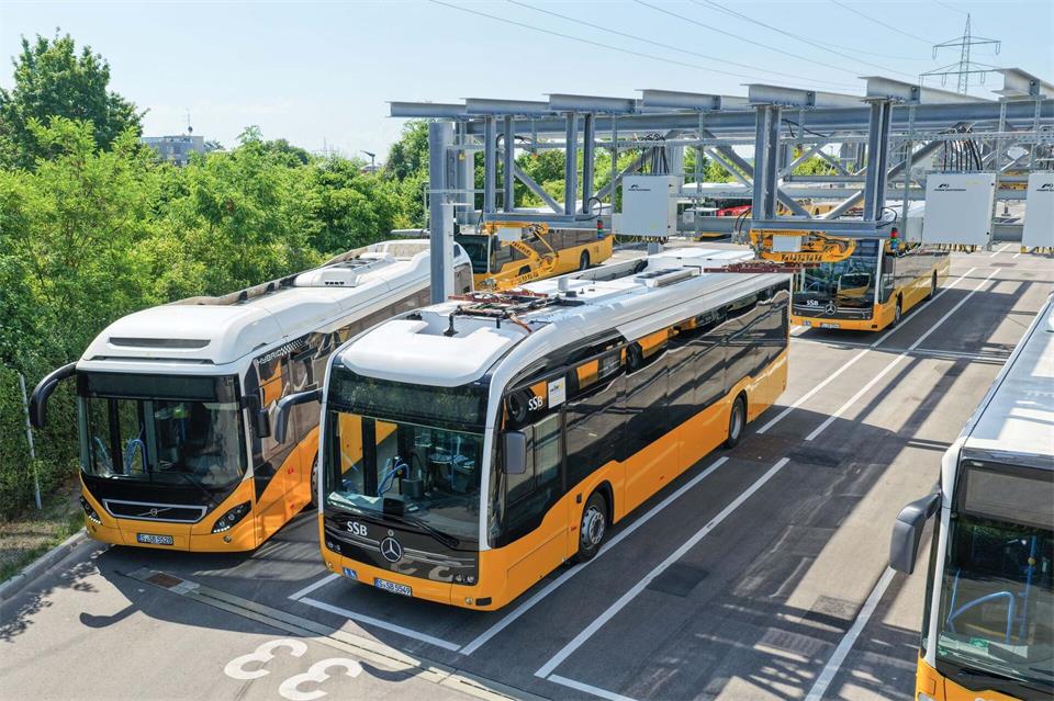 Die Umrüstung der Busflotten in Deutschland schafft einer Analyse zufolge Tausende Arbeitsplätze. (Archivbild)Bernd Weißbrod/dpa