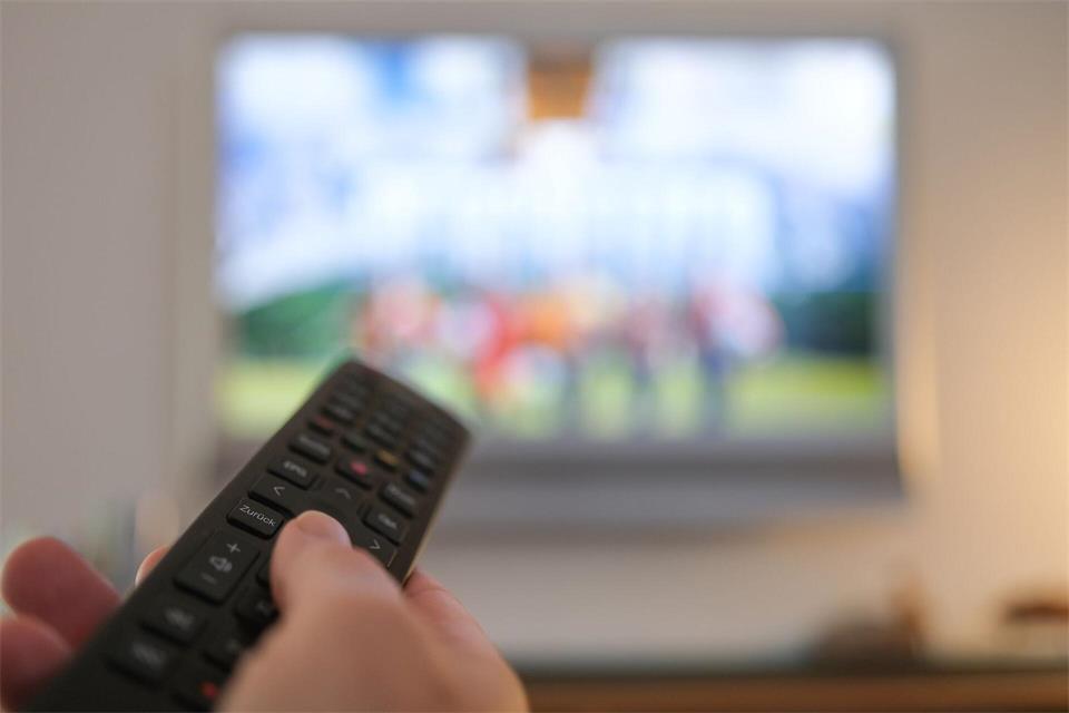 Die Umsätze mit klassischer Unterhaltungselektronik wie Fernsehern gehen in Deutschland weiter leicht zurück. (Archivbild)Bernd Weißbrod/dpa