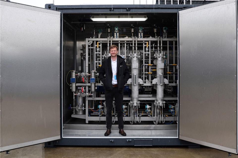 Die Umwandlungsanlage zur Speicherung von Wasserstoff in Salzen passt laut Akros Energy in einen 40-Fuß-Container.Bernd Wüstneck/dpa