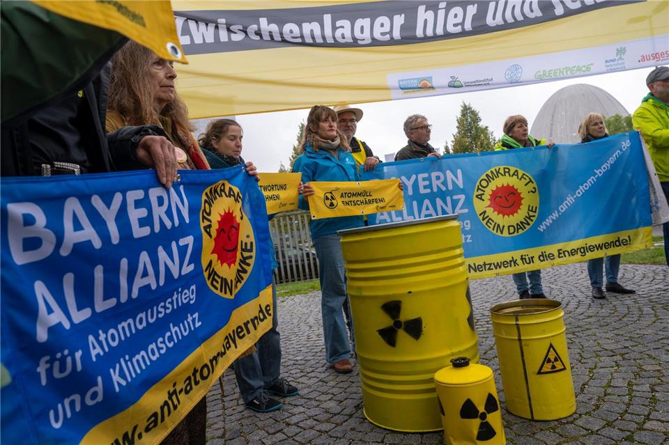 Protestaktion gegen Transport von Atommüll  Die Umweltaktivisten protestieren gegen den Transport.Peter Kneffel/dpa