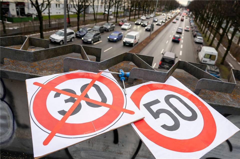 Die Umwelthilfe will juristisch gegen Tempo 50 am Mittleren Ring kämpfen. Peter Kneffel/dpa