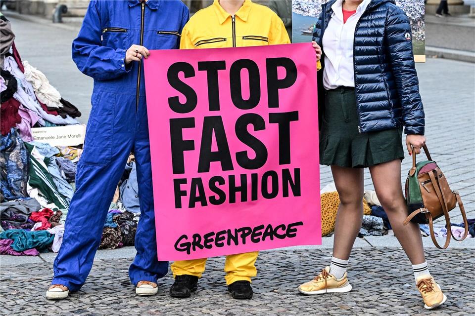 Greenpeace demonstriert mit Kunst gegen Kleidungsmüll Die Umweltschützer wollen mit der Kunst-Aktion ein Zeichen gegen Müllberge aus Klamotten setzen, für die sie die Modeindustrie mitverantwortlich machen.Jens Kalaene/dpa