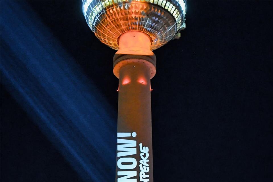Die Umweltschutz-Organisation Greenpeace projiziert einen Appell auf den Berliner Fernsehturm. Paul Zinken/dpa