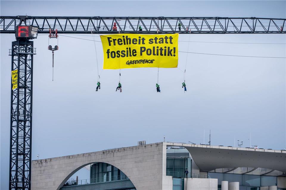 Die Umweltschutzorganisation Greenpeace machte mit einer Aktion vor dem Kanzleramt Druck.Michael Kappeler/dpa