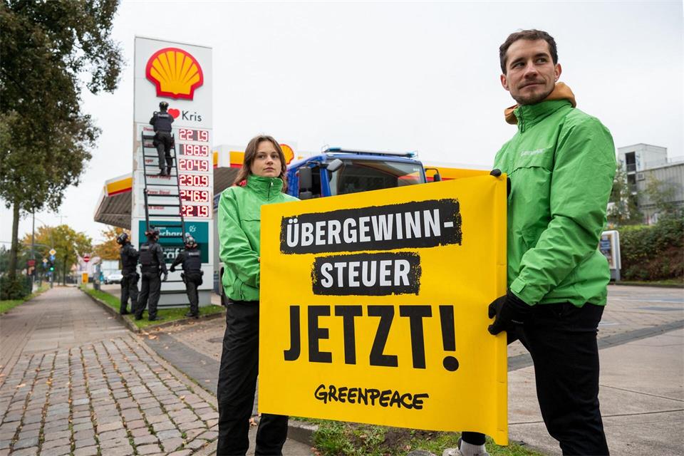 Die Umweltschutzorganisation fordert eine Übergewinnsteuer. Daniel Bockwoldt/dpa