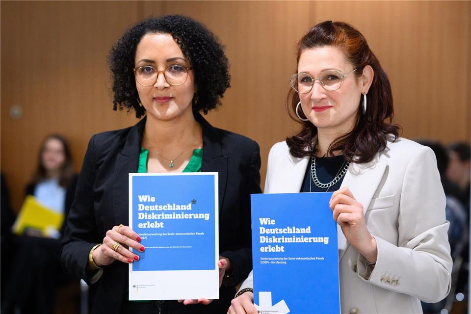 Die Unabhängige Bundesbeauftragte für Antidiskriminierung, Ferda Ataman, sagt: „Das Ausmaß an Diskriminierung ist eine Belastungsprobe für unser Land.“Bernd von Jutrczenka/dpa